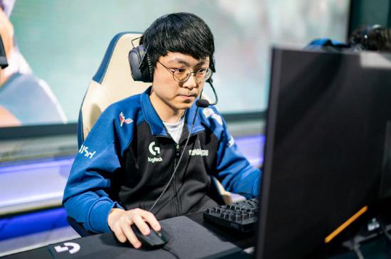 杨紫直播传递积极生活态度新剧引发热议